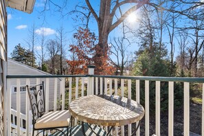 Outdoor dining - Cozy stay in the heart of Ashland (ashland)