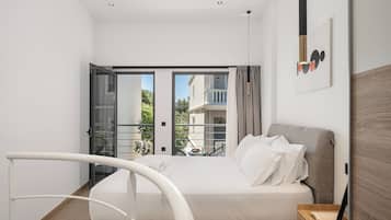 Deluxe Suite, 1 Queen Bed with Sofa bed, Pool View | 1 bedroom, Egyptian cotton sheets, premium bedding, memory-foam beds