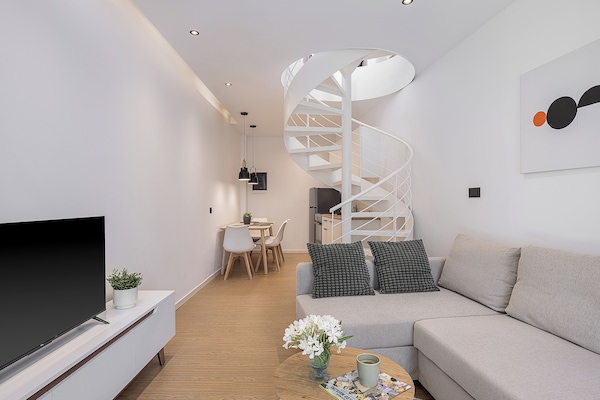 Suite Deluks, 1 Tempat Tidur Queen dengan tempat tidur Sofa, pemandangan kolam renang | Area keluarga | Smart TV 43-inci dengan saluran TV digital, TV, dan Netflix