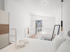 Suite Deluxe, 1 cama de matrimonio con sofá cama, vistas a la piscina | 1 dormitorio, sábanas de algodón egipcio, ropa de cama de alta calidad