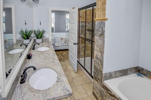 Maison, plusieurs lits, accès piscine, vue océan (21806 Webb Street) | Salle de bain | Sèche-cheveux, serviettes fournies
