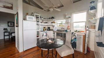 House, 1 Bedroom | Private kitchen | Fridge, oven, coffee/tea maker, toaster