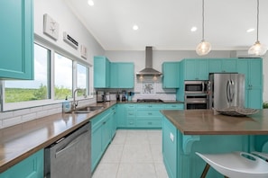 House, 3 Bedrooms | Private kitchen