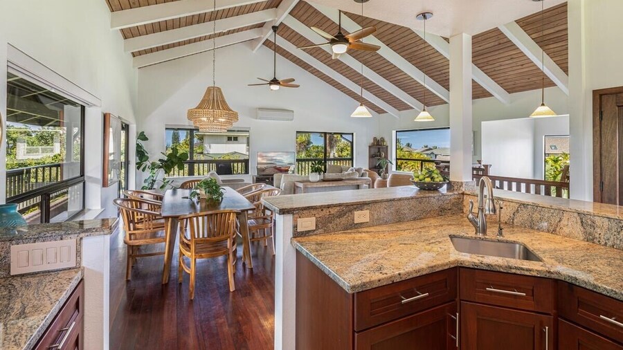 Hale Kaweonui 3 Bedroom Home by RedAwning