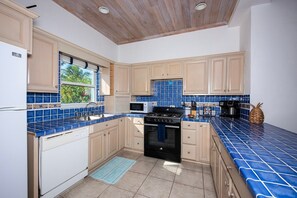Maison, 2 chambres | Cuisine privée | Réfrigérateur, four, cafetière/bouilloire, grille-pain