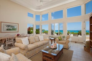 House, 5 Bedrooms | Living area