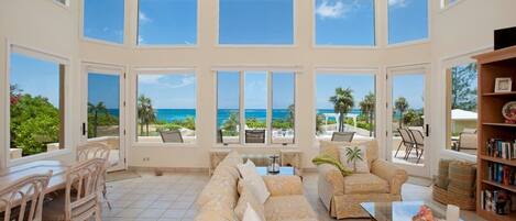 House, 5 Bedrooms | Living area