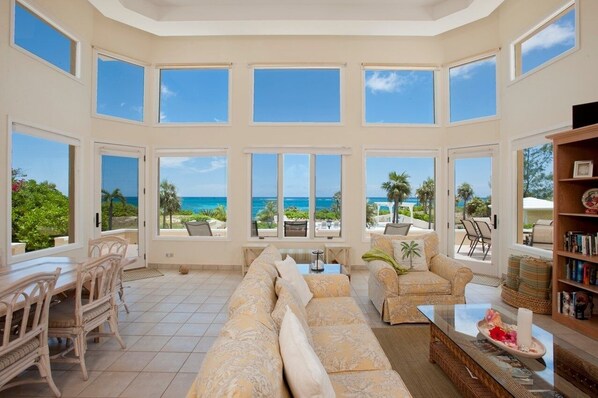 House, 5 Bedrooms | Living area