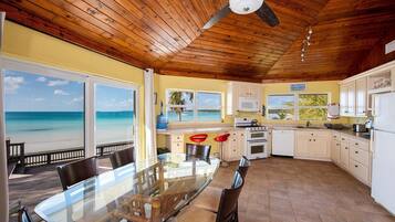 House, 4 Bedrooms | Private kitchen | Fridge, oven, coffee/tea maker, toaster