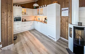 Kjøleskap, oppvaskmaskin og kaffetrakter/tekoker