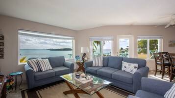 House, 5 Bedrooms | Living area