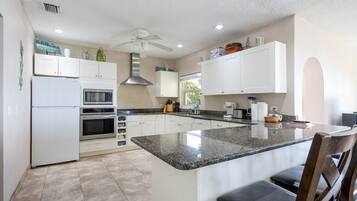 House, 5 Bedrooms | Private kitchen | Fridge, coffee/tea maker, toaster