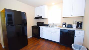 Nhà, 3 phòng ngủ | Bếp riêng | Tủ lạnh, dụng cụ pha cà phê/trà, lò nướng bánh mì