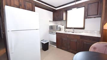 House, 3 Bedrooms | Private kitchen | Fridge, coffee/tea maker, toaster