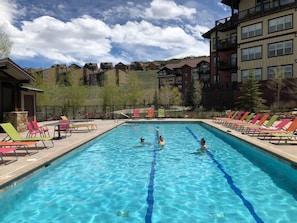 Piscine couverte, piscine extérieure