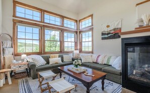 Smart TV, fireplace, DVD player, books - Ski in-Ski out Condo; Sleeps 9, Corner unit, Granby Ranch Resort amenities/RMNP! (Granby)