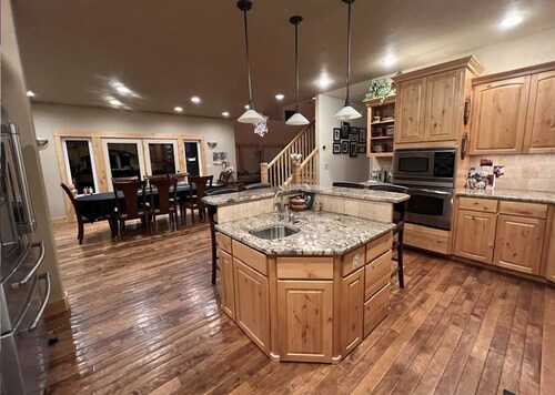 10 Acres-Killer Mountain Views, Firepit, 2 Kings/2 Queens/4 Sofas-Dog Friendly!