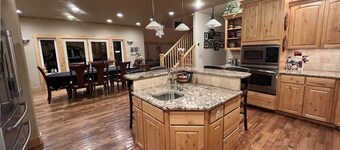 10 Acres-Killer Mountain Views, Firepit, 2 Kings/2 Queens/4 Sofas-Dog Friendly!