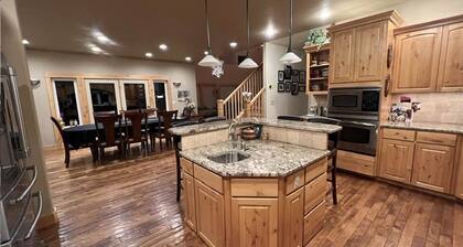 10 Acres-Killer Mountain Views, Firepit, 2 Kings/2 Queens/4 Sofas-Dog Friendly!