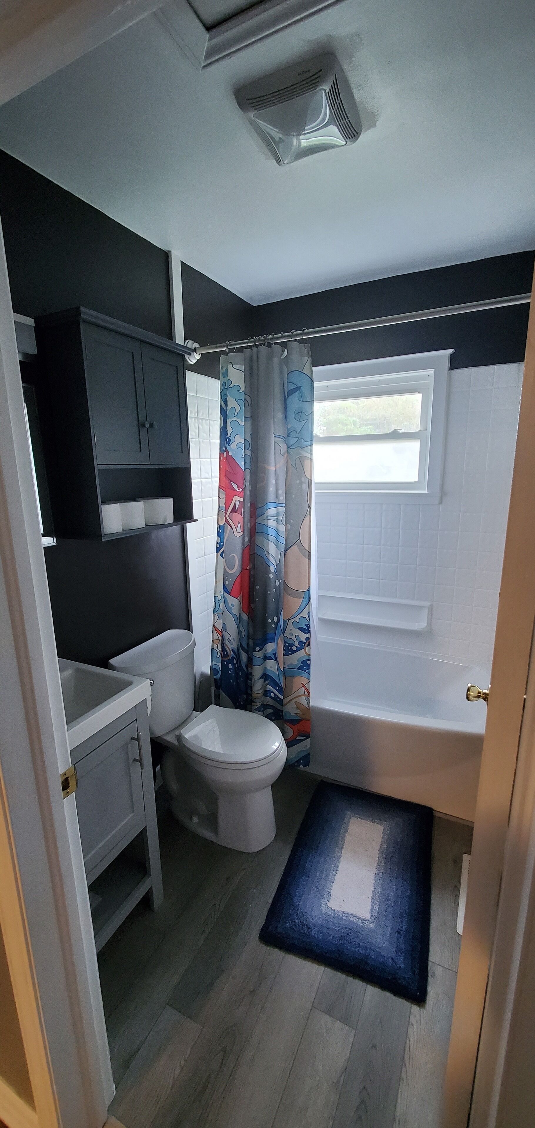 Suihku, hiustenkuivaaja, pyyhkeet, saippua