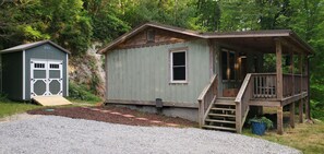 A small cabin with a porch and a ramp leading to the door. - DuPont Cottage - Bike to DuPont! (Penrose)