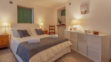 1 bedroom, iron/ironing board, bed sheets