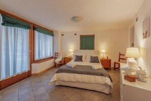 1 chambre, fer et planche à repasser, draps fournis