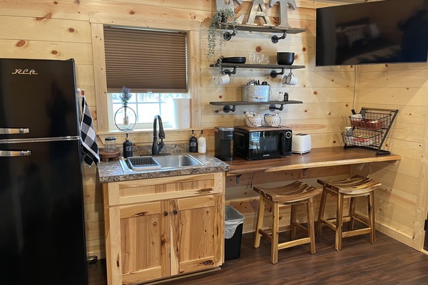 Réfrigérateur, micro-ondes, cafetière/bouilloire, grille-pain