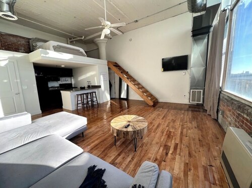 Open Loft w/Water Bridge View 2mins to Dwntn
