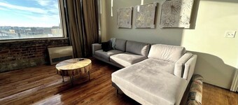 Open Loft w/Water Bridge View 2mins to Dwntn