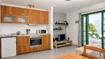 Refrigerador, microondas, horno y cafetera y tetera