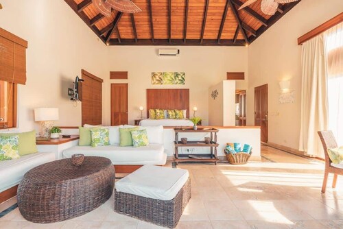 Romantic Villa w/ Private Pool & Tropical Garden