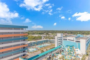 Un hotel con varias plantas, una zona de piscina y un parque acuático.