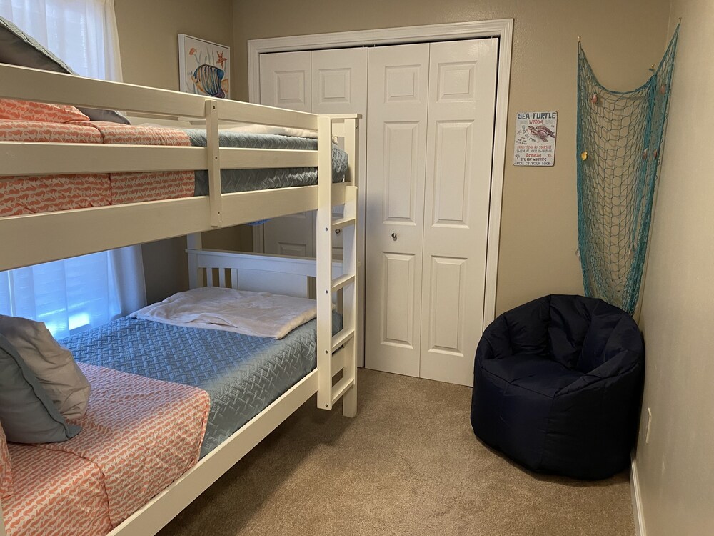 Quiet, dogfriendly, cottage retreat just 4 minutes from the beach