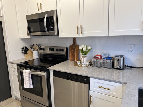 King bed! Near downtown Lawrenceville! Clean. 