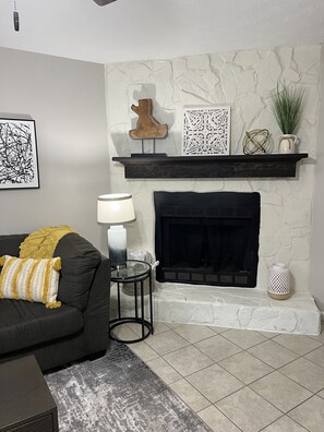 Televisión y chimenea 