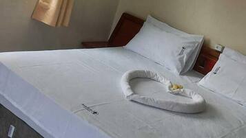 Quarto exclusivo | Escrivaninha, roupa de cama