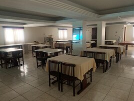 Desayuno continental diario (BRL 20 por persona)