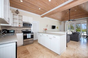 House, 2 Bedrooms | Private kitchen | Fridge, oven, toaster