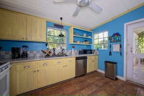 House, 3 Bedrooms | Private kitchen | Fridge, oven, coffee/tea maker, toaster
