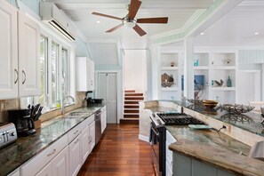 House, 4 Bedrooms | Private kitchen | Fridge, oven, coffee/tea maker, toaster