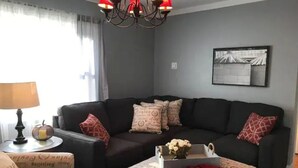 Cottage có thiết kế đặc trưng, không hút thuốc, quang cảnh đồi núi | Khu phòng khách