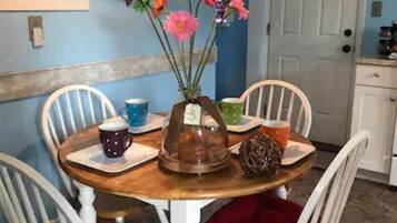 Signature Cottage, Non Smoking, Hill View | Private kitchen