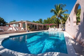 House, 4 Bedrooms | Pool