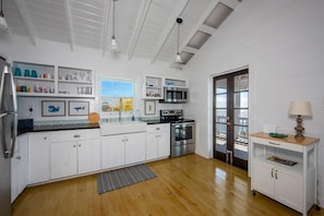 House, 2 Bedrooms | Private kitchen | Fridge, oven, coffee/tea maker, toaster