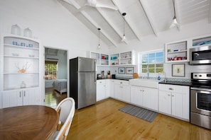 House, 2 Bedrooms | Private kitchen | Fridge, oven, coffee/tea maker, toaster