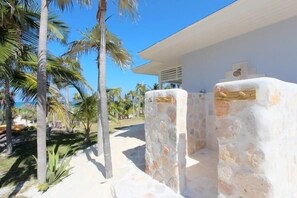 House, 4 Bedrooms | Property grounds