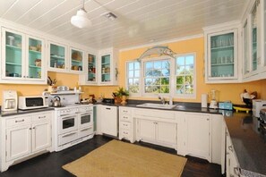 House, 4 Bedrooms | Private kitchen | Fridge, coffee/tea maker, toaster