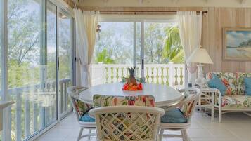 Villa, 4 Bedrooms | Dining