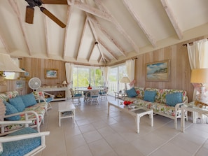 Villa, 4 chambres | Coin séjour